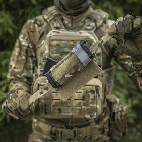 M‑Tac Tourniquet Pouch Elastic Gen.5 camo-mallissa asennettuna taktiseen liiviin, korostaa Cordura 500D -materiaalia ja käytännöllistä saatavuutta.