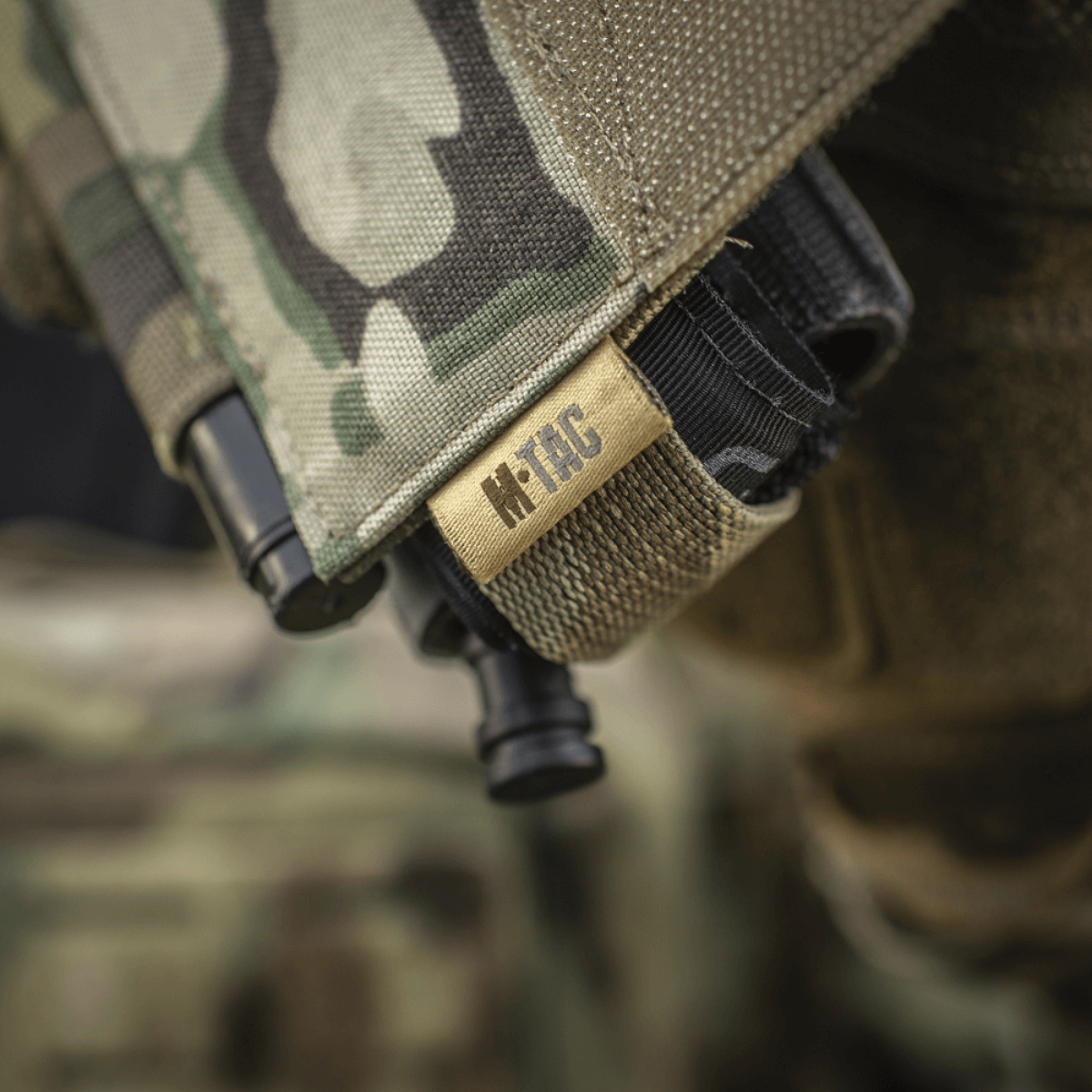 M‑Tac Tourniquet Pouch Elastic Gen.5 Cordura 500D:ssä asennettuna taktiseen varustukseen, korostaa nopean pääsyn ominaisuuksia.