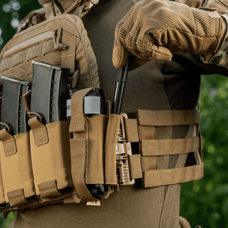 M‑Tac Tourniquet Pouch Elastic Gen.5 asennettuna taktiseen varustukseen, nopean pääsyn muotoilu, Cordura 500D.