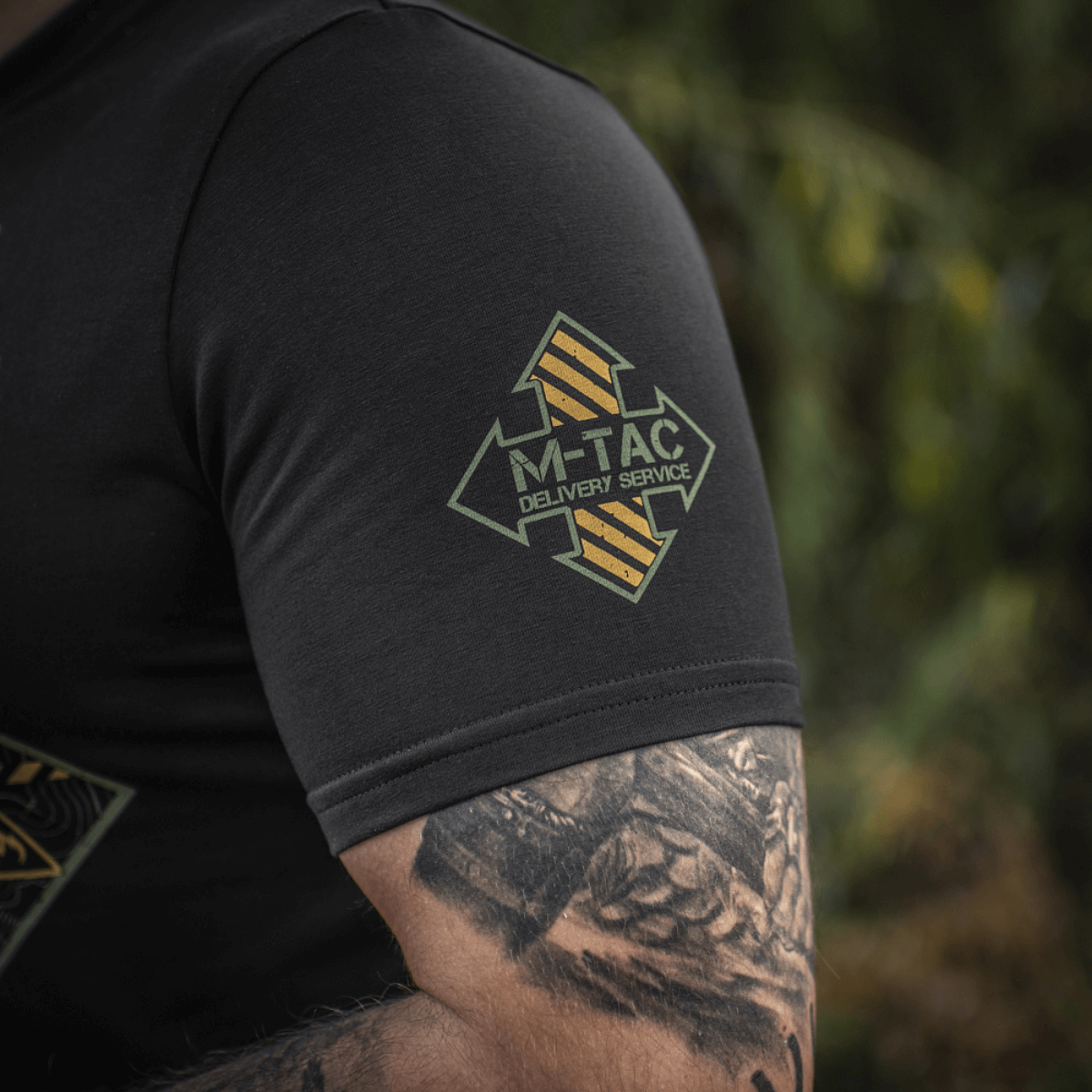 M-Tac T-Shirt Delivery Service amerikkalaisella toisen maailmansodan Pin-up-printillä. Näytä kauneutta ja taisteluhenkeä modernilla tyylillä.