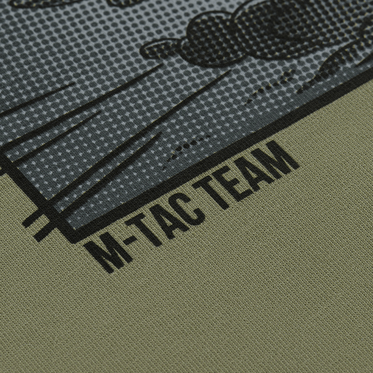 Yksityiskohta M-Tac t-paidasta Comics Drone Girl M-Tac Team -logolla, painettu MagnaColours® premium-musteella.