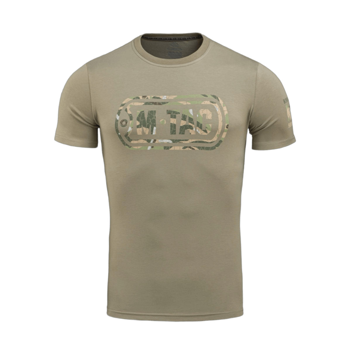 M-Tac T-Shirt Logo camokuvioinnilla ja "Born by Revolution" -sloganilla hihassa. Tyylikäs ja mukava sotilaspaita.