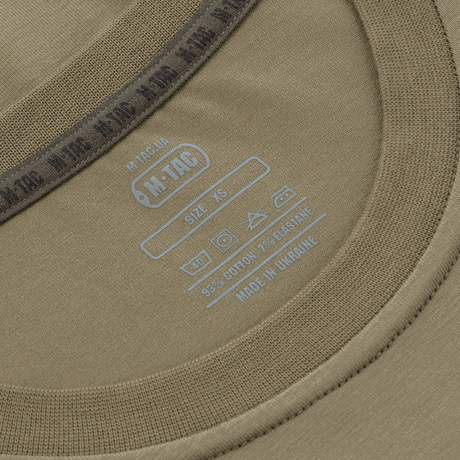 M-Tac T-Shirt Motanka lähikuva kauluksesta ja merkinnöistä, korostaa kulttuuriperintöä ja laatumateriaaleja, valmistettu Ukrainassa.