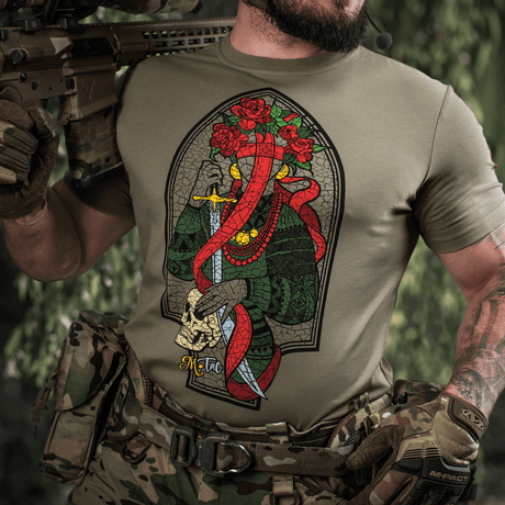 M-Tac T-Shirt Motanka Motanka-nukkeprintillä, perinteinen ukrainalainen asu ja teksti 'Terra Cosaccorum' selässä.