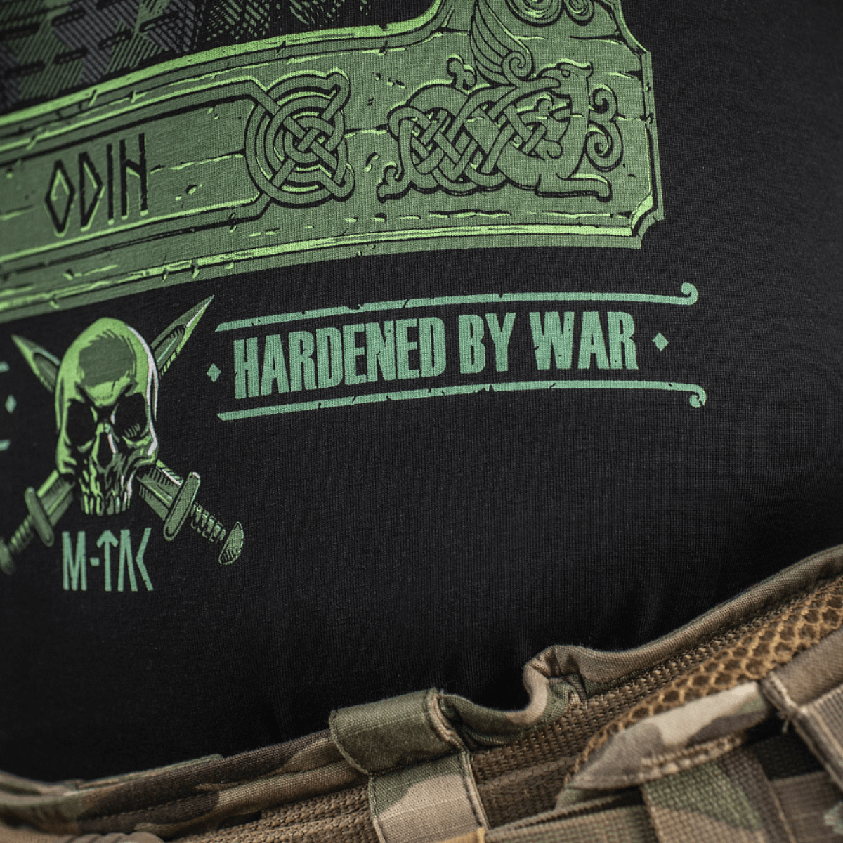 Yksityiskohta M-Tac T-Shirt Night Vision -paidasta, Odin-painatus ja teksti 'Hardened by War' pohjoismaiseen tyyliin.
