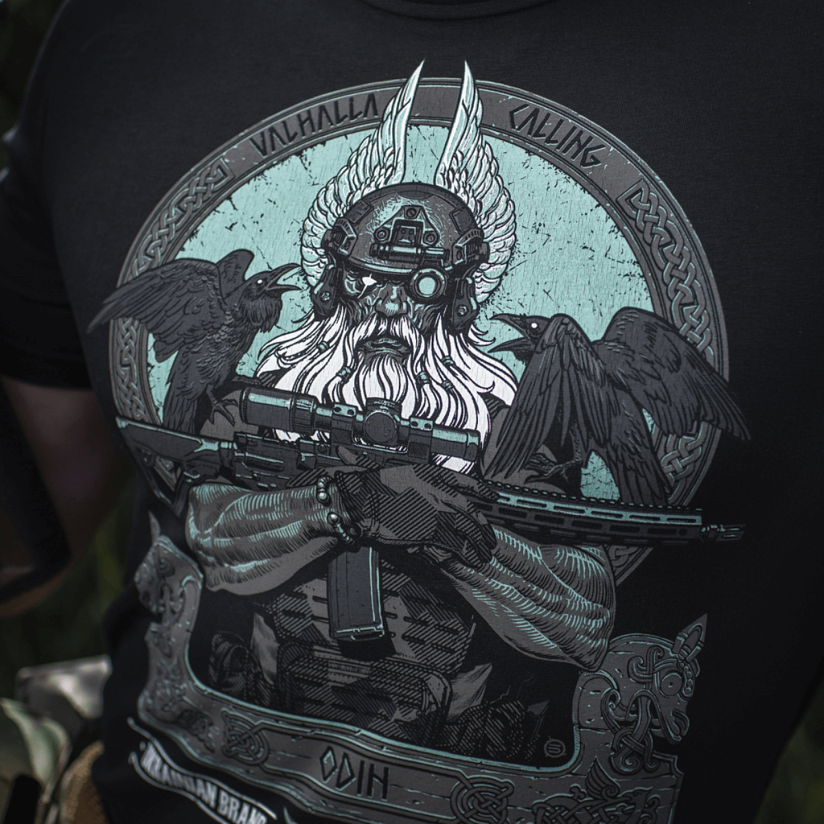 M-Tac T-Shirt Odin Mystery Odin-printillä, Hugin ja Munin sekä 'Valhalla Calling' ja klassisia symboleja, pehmeä puuvillasekoite.