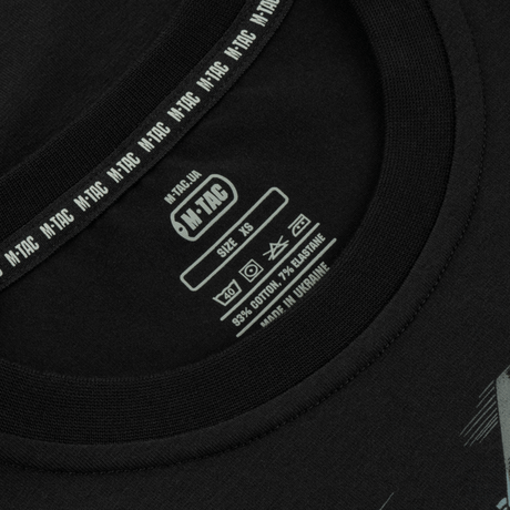 Lähikuva M-Tac T-Shirt Surf Club -merkistä ja kokolapusta, valmistettu Ukrainassa, 93% puuvillaa, 7% elastaania.