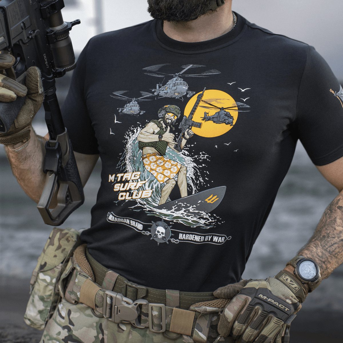 M-Tac T-Shirt Surf Club erikoisjoukkojen sotilas surffilaudalla, innoittajana klassiset sotafilmit ja ukrainalaiset erikoisoperaatiot.