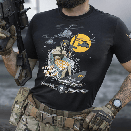 M-Tac T-Shirt Surf Club erikoisjoukkojen sotilas surffilaudalla, innoittajana klassiset sotafilmit ja ukrainalaiset erikoisoperaatiot.