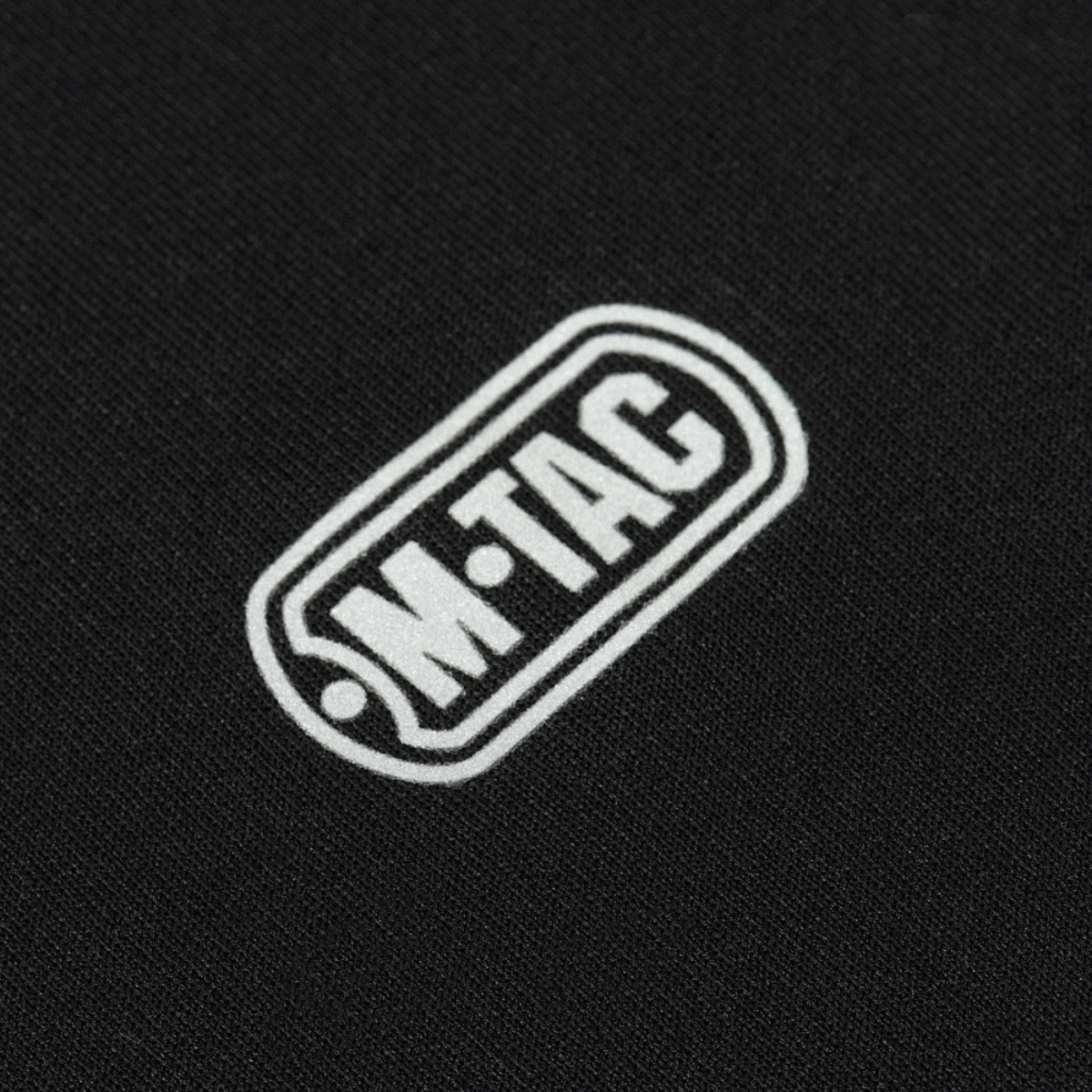 Heijastava M-Tac-logo mustassa M-Tac T-paita Ultra Light Polartec -paidassa harjoitteluun ja ulkoiluun.
