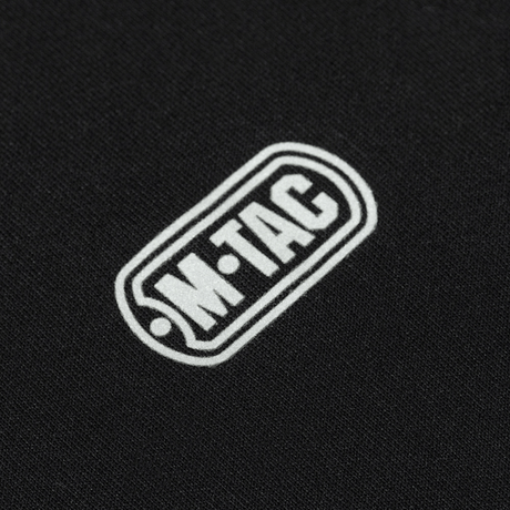 Heijastava M-Tac-logo mustassa M-Tac T-paita Ultra Light Polartec -paidassa harjoitteluun ja ulkoiluun.