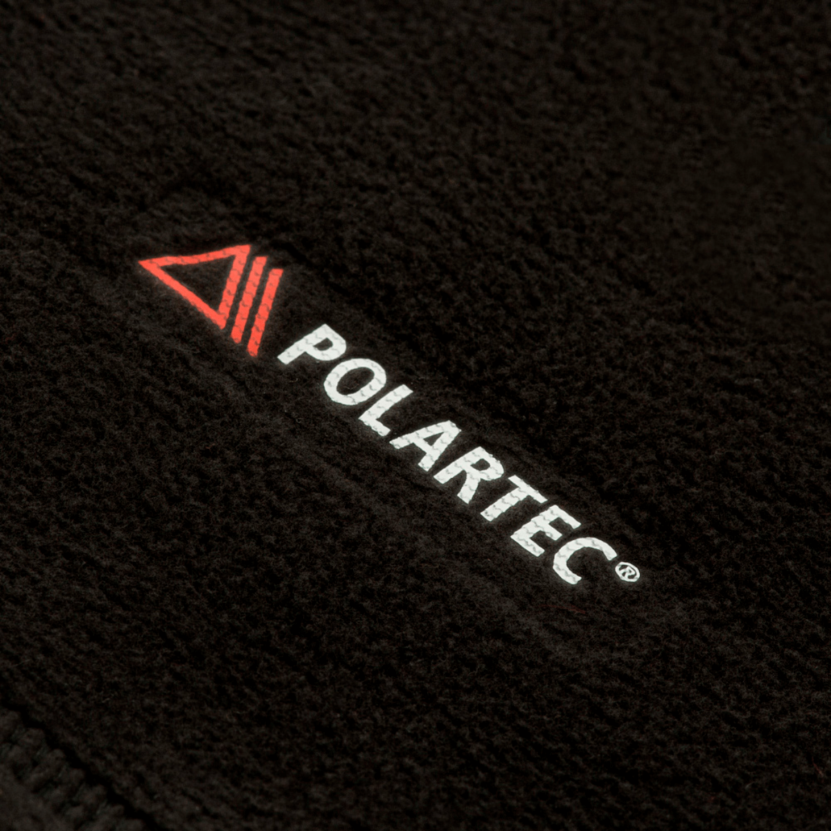 Lähikuva M-Tac Tube Scarf Polartec -tuubihuivista Polartec® Micro fleece -materiaalilla, logo näkyvissä.