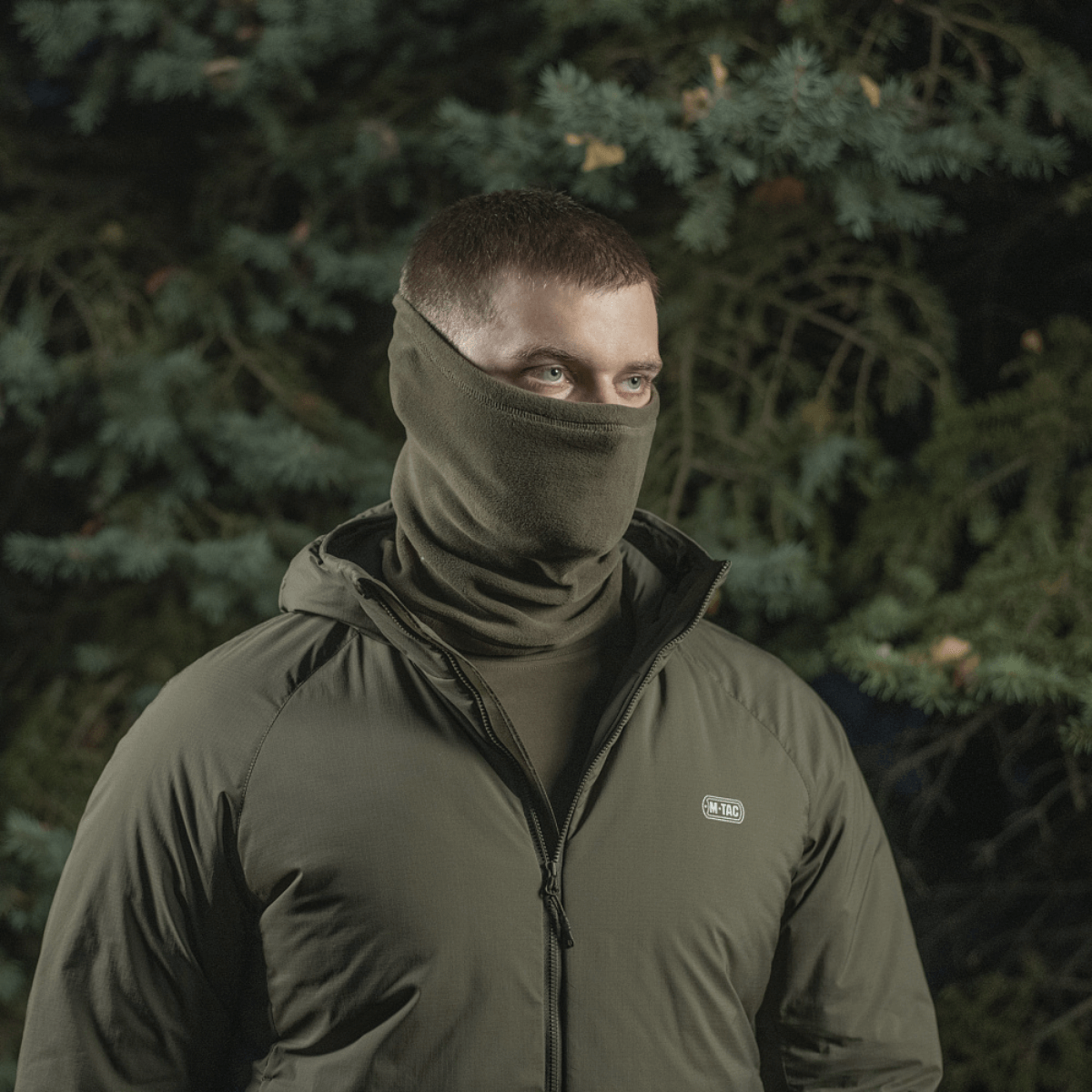 M-Tac Tube Scarf Polartec käytetty kasvomaskina luonnossa, monikäyttöinen ulkoiluun kylminä kausina.