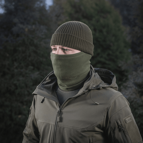 Henkilö käyttää oliivinvihreää M-Tac Tube Scarf Polartec -huivia talviulkoiluun.