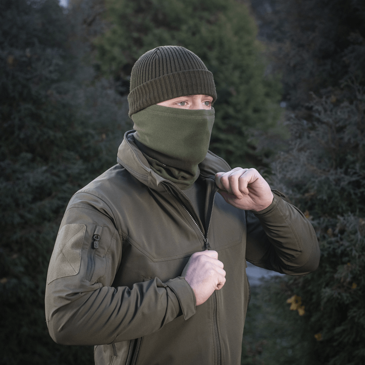 M-Tac Tube Scarf Polartec käytetty kaulurina ja kasvomaskina talviympäristössä, ihanteellinen kylmiin ulkoiluihin.