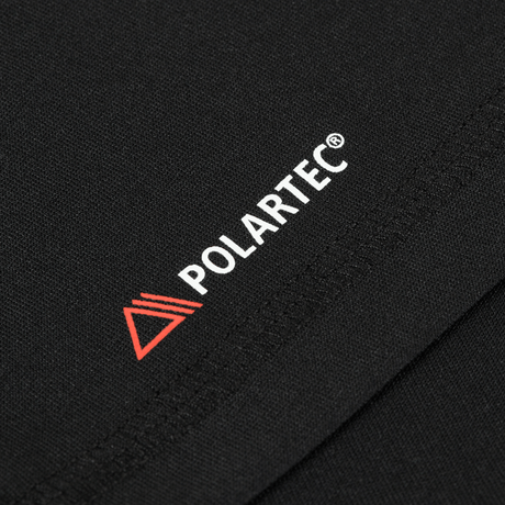 Lähikuva Polartec-logosta M-Tac T-shirt Ultra Light Polartec Ladyssa Power Dry®-materiaalissa.