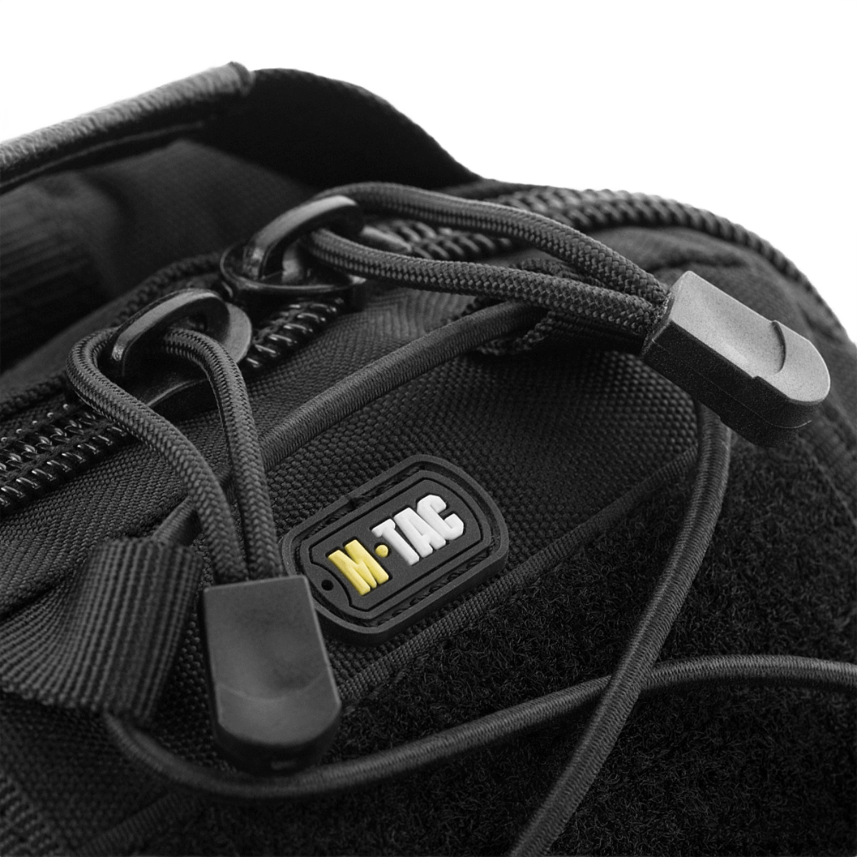 Lähikuva vetoketjusta ja logosta M-Tac Urban Line City Patrol Fastex Taske, en vettä hylkivä ja kulutusta kestävä laukku