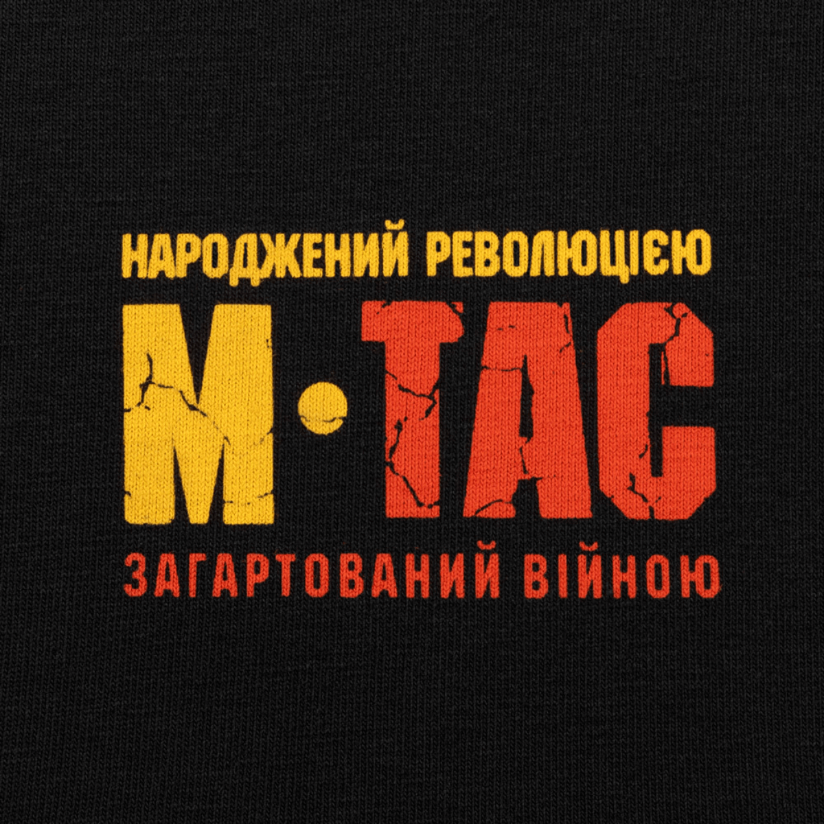 Graafinen printti M-Tac Viburnum T-Shirt Long Sleeve -paidassa, vallankumousteemainen halkeileva teksti keltaisissa ja punaisissa sävyissä mustalla taustalla.