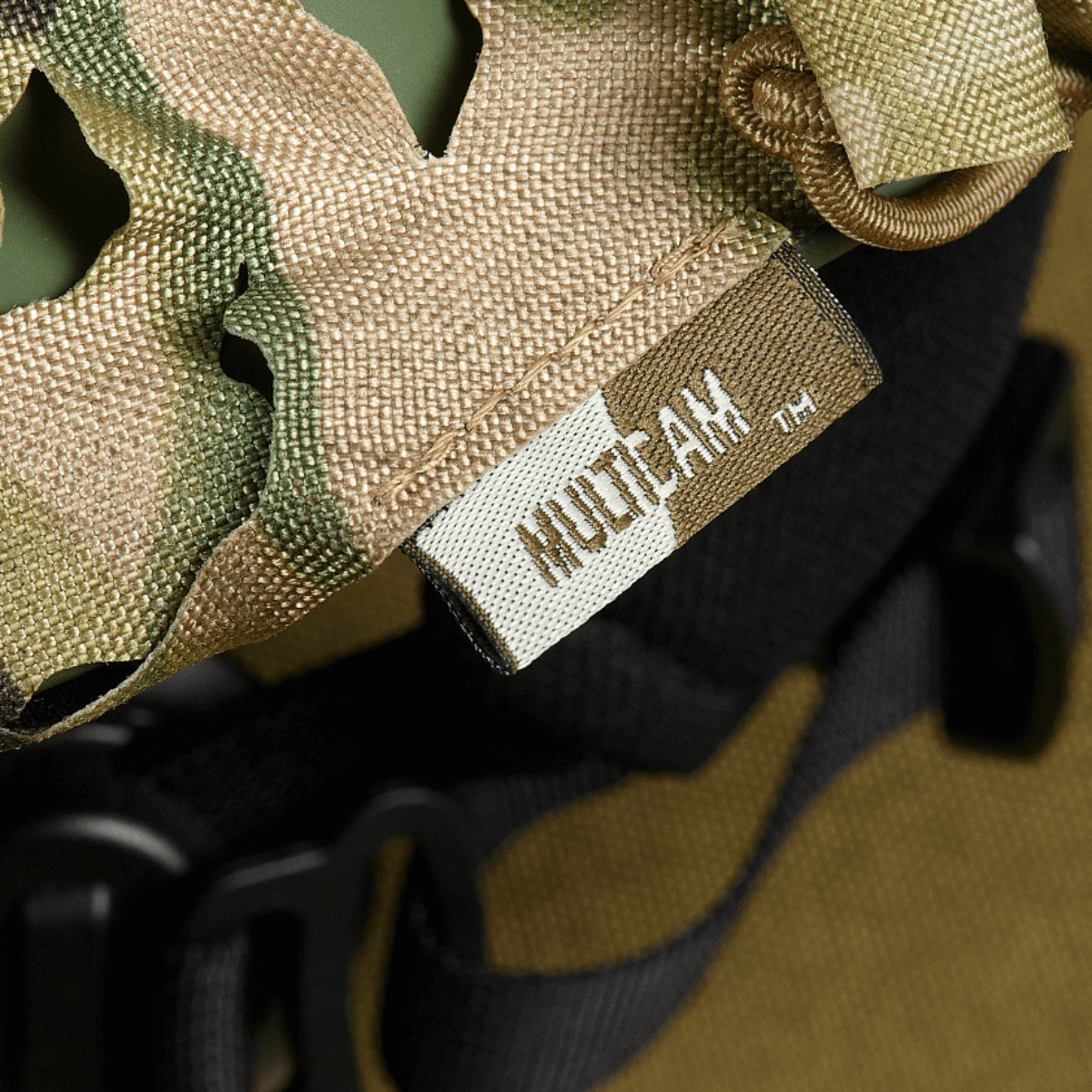 M‑Tac Vilha Hjelmcover Elite MULTICAM-camossa FAST-kypärällä, suojaa likaa ja kulumista vastaan, Cordura 500D ja Laser Cut-mesh.