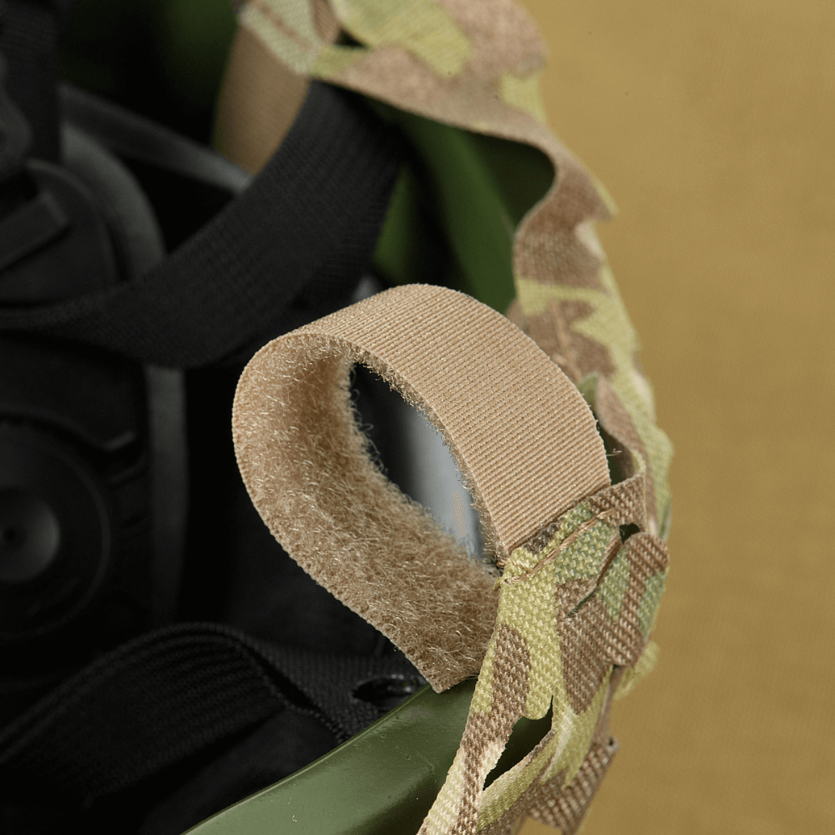 M‑Tac Vilha Hjelmcover Elite Velcro-paneelilla ja MULTICAM-camolla FAST-kypärille, suunniteltu suojaamaan likaa ja kulumista vastaan.