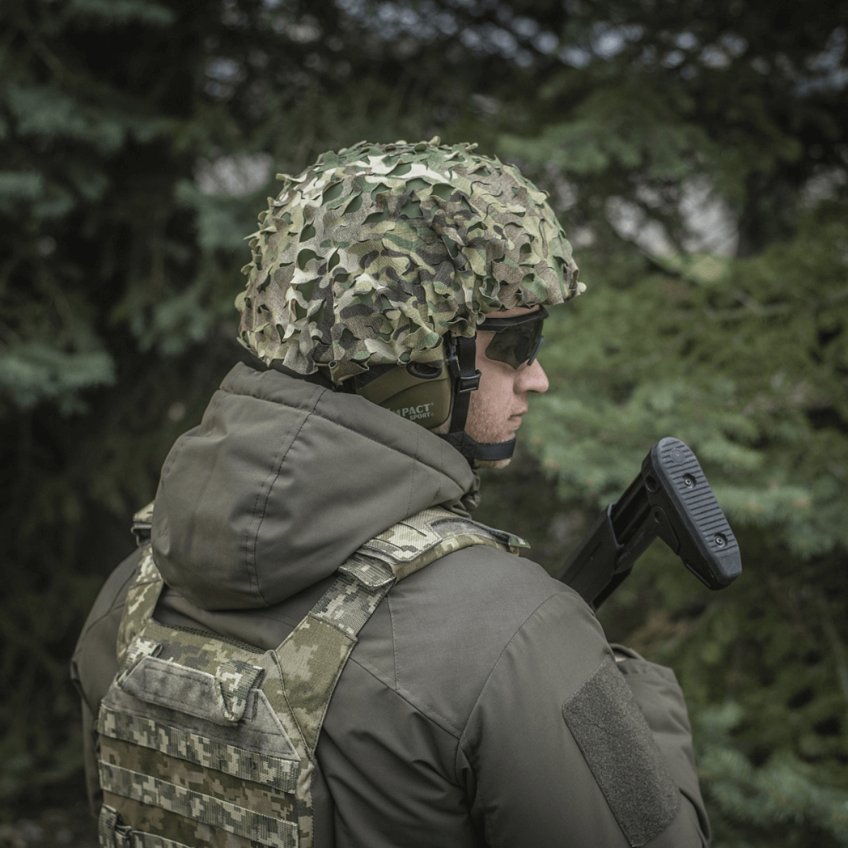 Sotilas käyttää M‑Tac Vilha Hjelmcover Elite MULTICAM-camossa suojaukseen ja peittoon luonnossa, suunniteltu FAST-kypärille.