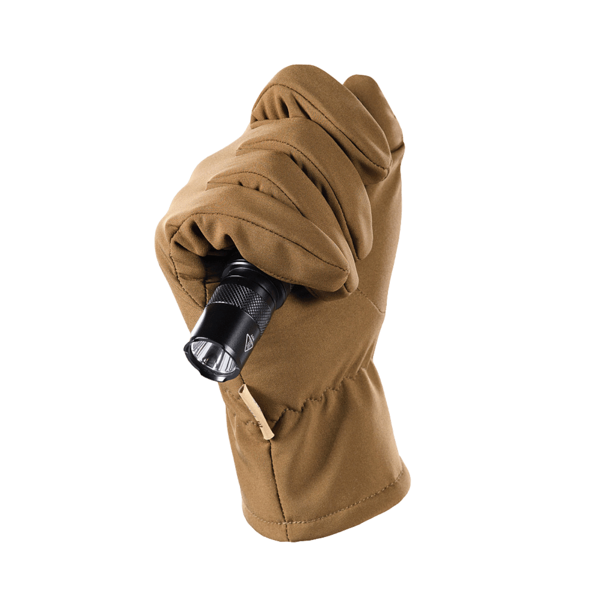 M-Tac Vinterhandsker Soft Shell ruskea, toiminnalliset hanskat sääsuojaukseen, kuvattu taskulampun kanssa.