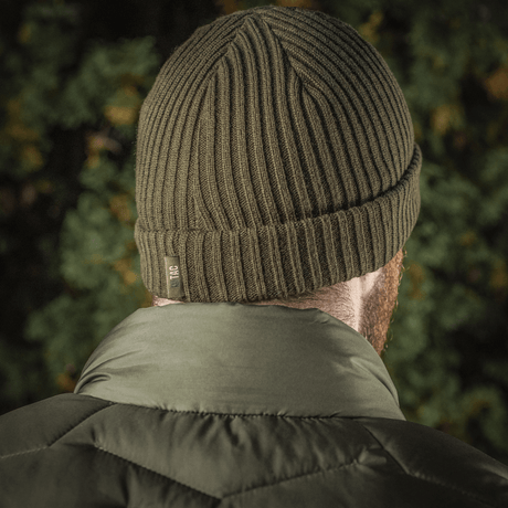M-Tac Watch Cap 100% Akryl neulepipo oliivinvihreänä, esittää matalan istuvuuden ja kaksinkertaisen käänteen lisälämmöksi.