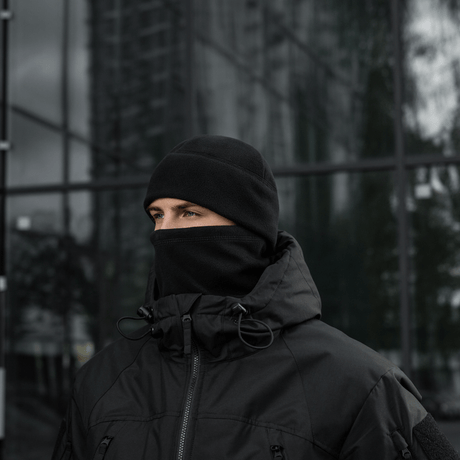 Henkilö pukeutuneena M-Tac Watch Cap Elite Fleece Beanie Hat Slimtexiin kylmässä; lämmin ja kevyt pipo, sopii taktiseen käyttöön ja ulkoiluun