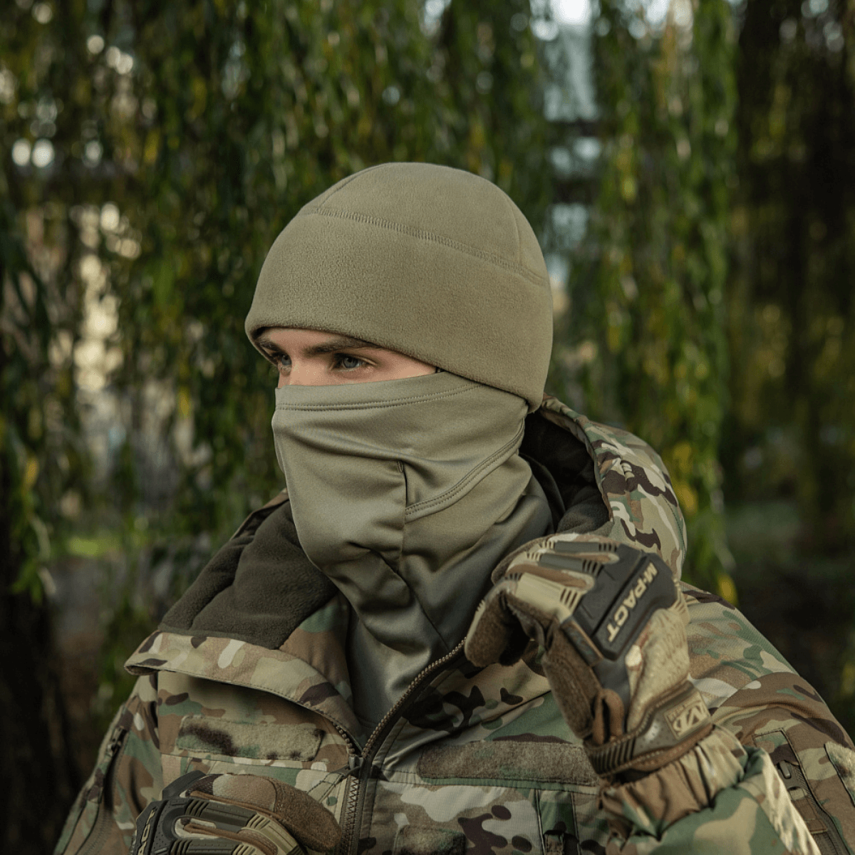M-Tac Watch Cap Elite Fleece Beanie Hat Slimtex käytössä metsässä, sopii taktiseen käyttöön ja talviaktiviteetteihin, oliivinvihreä