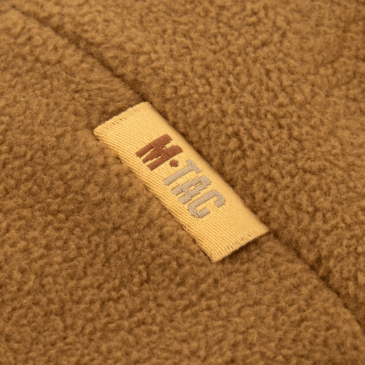 M-Tac Watch Cap Elite Fleece Beanie Hat ruskeassa fleecessä logolla, ihanteellinen taktiseen, ulko- tai talvikäyttöön, lämmin ja tuulenpitävä pipo