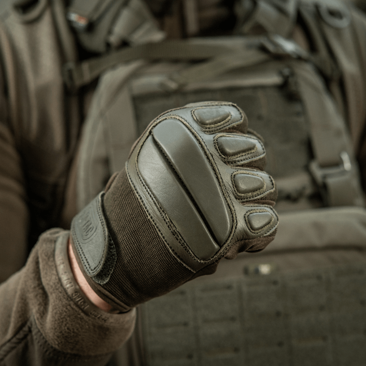 M-Tac Assault Tactical Mk.2 taktinen käsine iskua vaimentavilla ominaisuuksilla ja säädettävällä istuvuudella, suunniteltu maksimaaliseen suojaan.