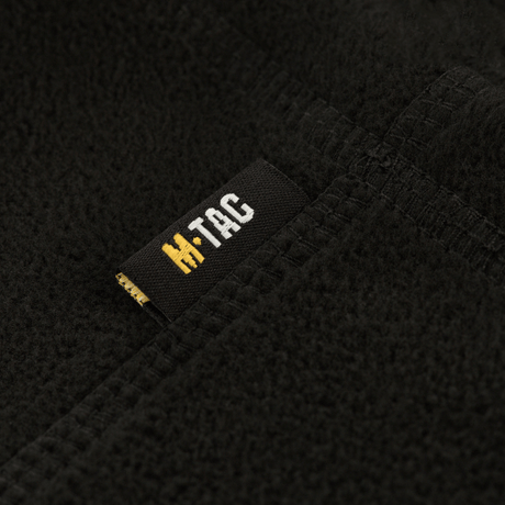 Lähikuva M-Tac Fleece Neck Gaiter med Snor -mustasta fleecestä, M-Tac-logo.
