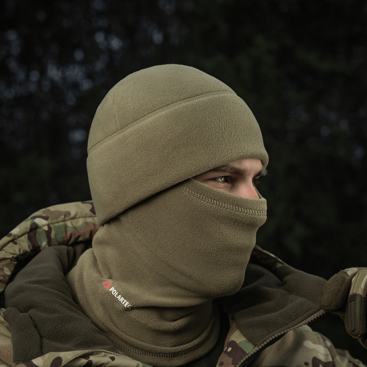 Henkilö pukeutuneena M-Tac Fleece Polartec Watch Cap -pipoon luonnossa, sopii viileään ja kylmään säähän. Valmistettu kestävästä Polartec® 200 Series -fleecestä.