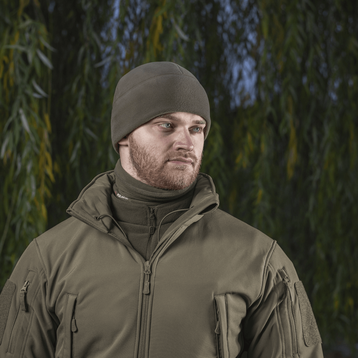 Mies pitää M-Tac Fleece Polartec Watch Cap -pipoa ulkona, sopii kylmään ja tuuliseen säähän, valmistettu kestävästä Polartec® 200 Series -fleecestä.