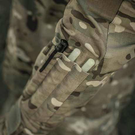 Taktinen tasku M-Tac-takissa Sturm Gen.II NYCO Extreme maastokuvioinnilla ja varustetaskuilla, sopii ulkoilutoimiin.
