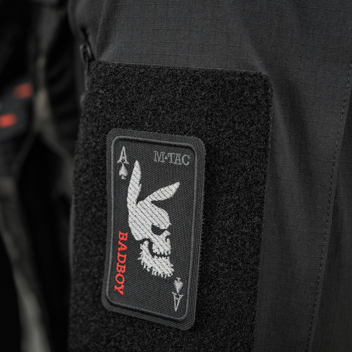 M-Tac Patch Bad Boy (Broderi) jäniksen kallo ace of spades -kortissa, symboloi vapautta ja rohkeutta, kiinnitetty Velcrolla vaatteisiin.