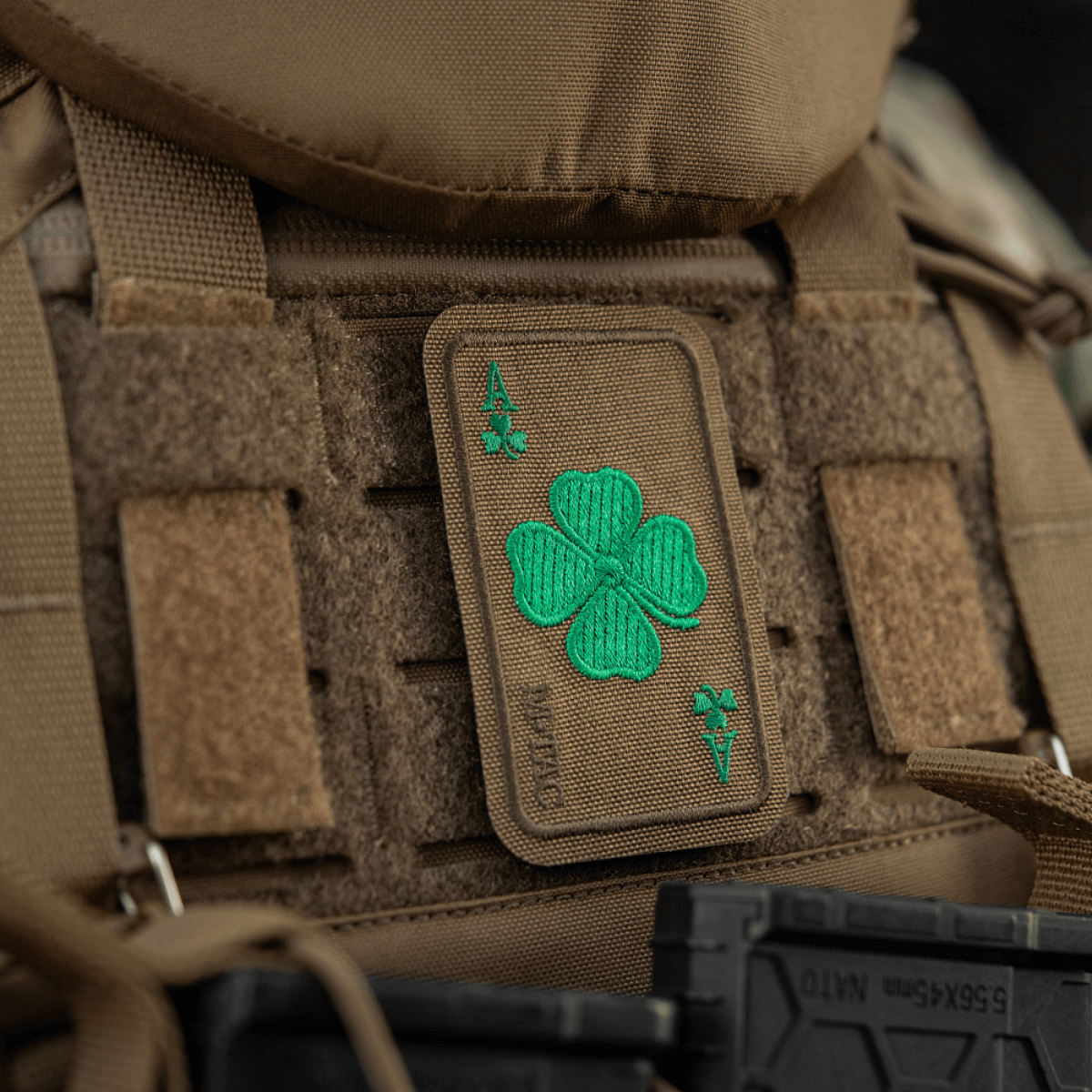 M-Tac Patch Lucky Card (brodeerattu) laukussa. Kirjailtu apilanlehti Cordura 500D:llä, Velcro. Mitat 8x5 cm.
