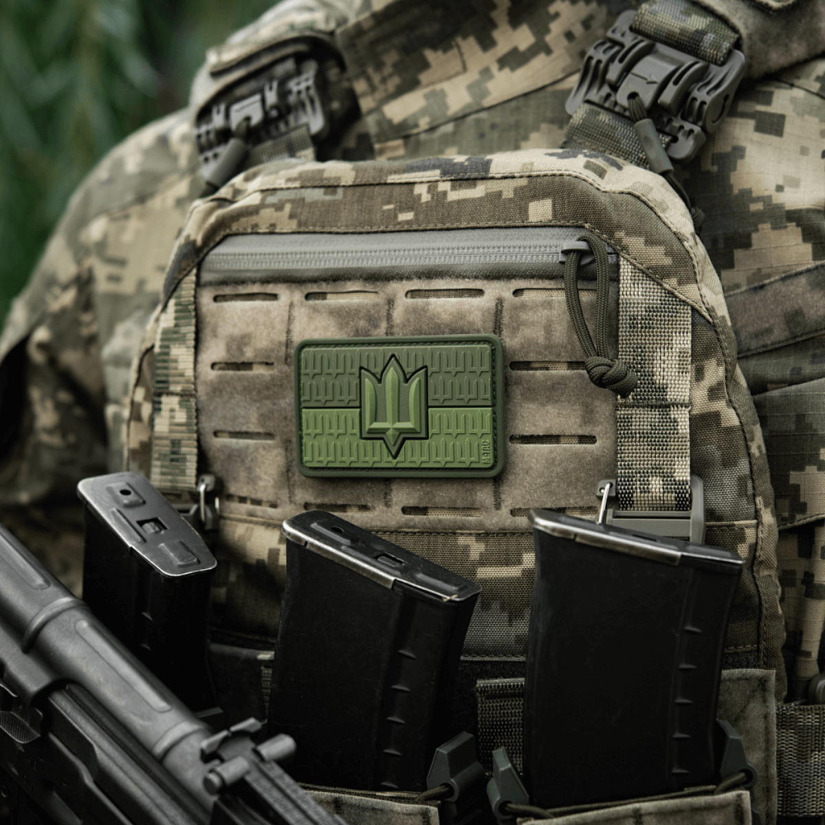 M-Tac-tarra Ukraine Flag ZSU Trident PVC maastoliivissä, symboloi Ukrainan ylpeyttä ja itsenäisyyttä