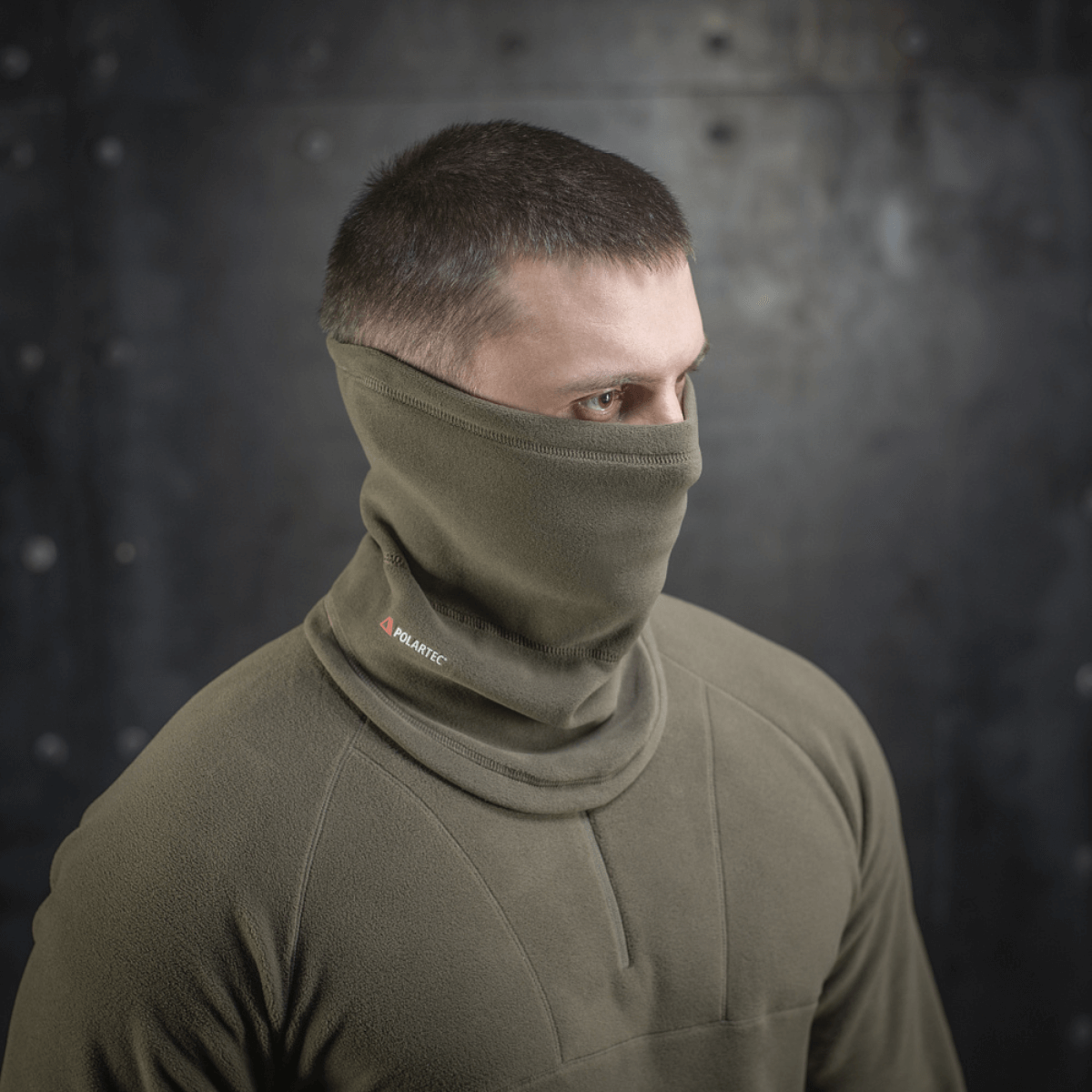 M-Tac Polartec Anatomic Tube Scarf en henkilöllä, näyttää monikäyttöisen käytön kasvosuojana, tehty Polartec® Micro Series -fleecestä.