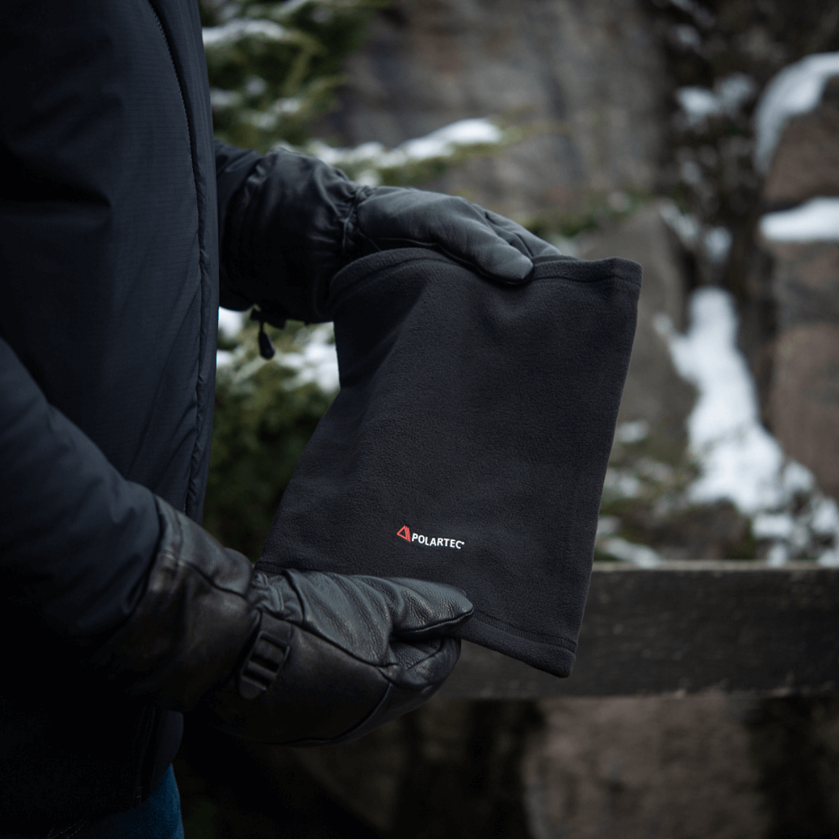 M-Tac Tube Scarf Polartec monitoiminen musta fleece-kauluri, täydellinen ulkoiluun kylminä vuodenaikoina.