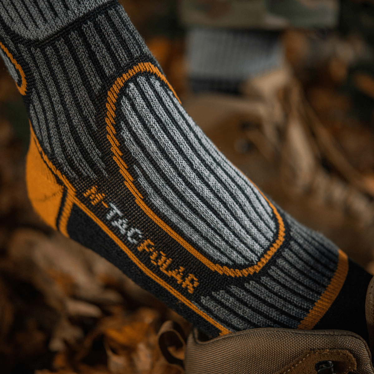 M-Tac Sukat Polar Merino 40% suunniteltu ulkoiluun merinovillalla lämpöön ja mukavuuteen, esitetty luonnonympäristössä.