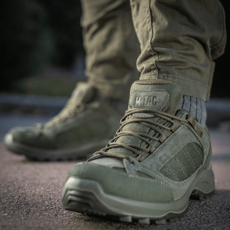 Tactical Sneakers Demi-Season – kevyt ja mukava retkeilyyn ja ulkoiluun, aitonahkaa ja Corduraa, kuvattuna jalassa ulkona.