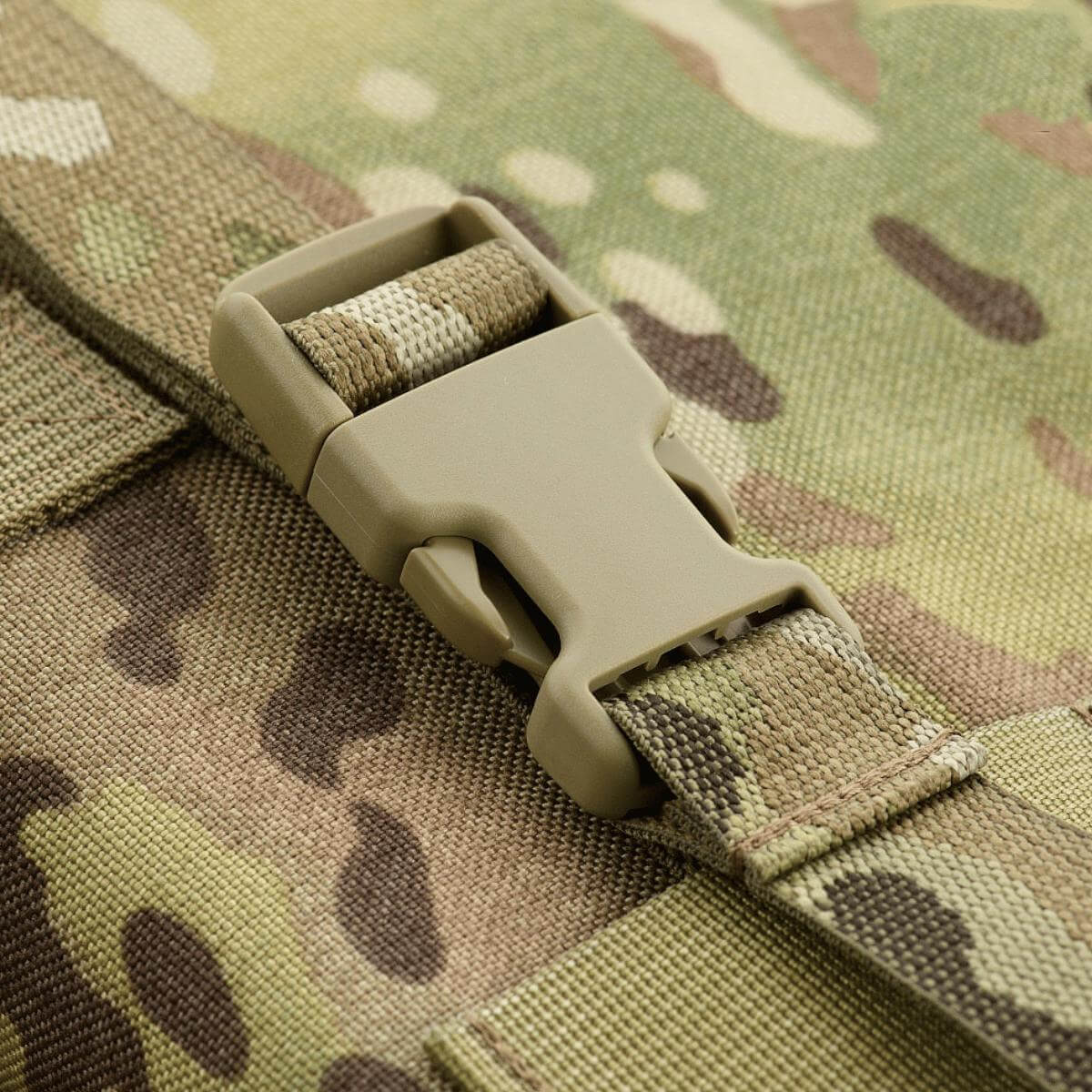 M-Tac Bundeswehr-makuualustan laukku vahvalla soljella maastokuvioidusta kestävästä materiaalista, galleria-asento 1.