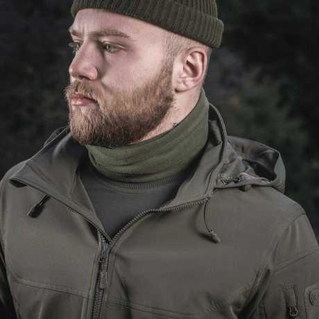 Mies käyttää M-Tac Tube Scarf Polartec -huivia ulkoiluun, lämmin ja monikäyttöinen Polartec® Micro Series fleece -kauluri.