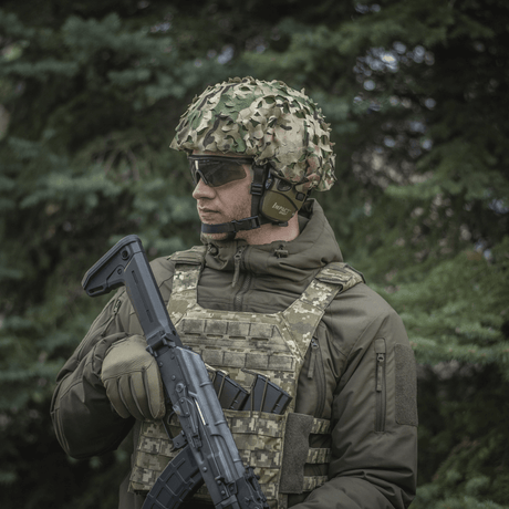 M‑Tac Vilha Hjelmcover Elite MULTICAM-camossa sotilaskypärällä, optimaalinen peitto ja suoja maastossa.