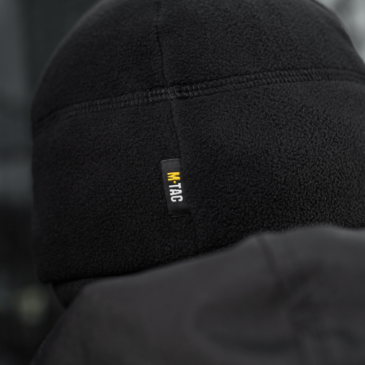 M-Tac Watch Cap Elite Fleece Beanie Hat Slimtex mustassa fleecessä, nähtynä takaa, M-Tac-logo näkyvissä. Sopii kylmään ja taktiseen käyttöön