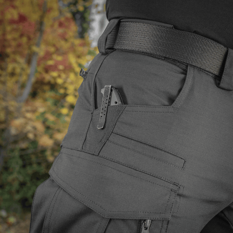 Lähikuva M-Tac Patriot Gen. II Flex -housuista taskuineen ja veitsitaskuineen, soveltuu ulko- ja taktiseen käyttöön.