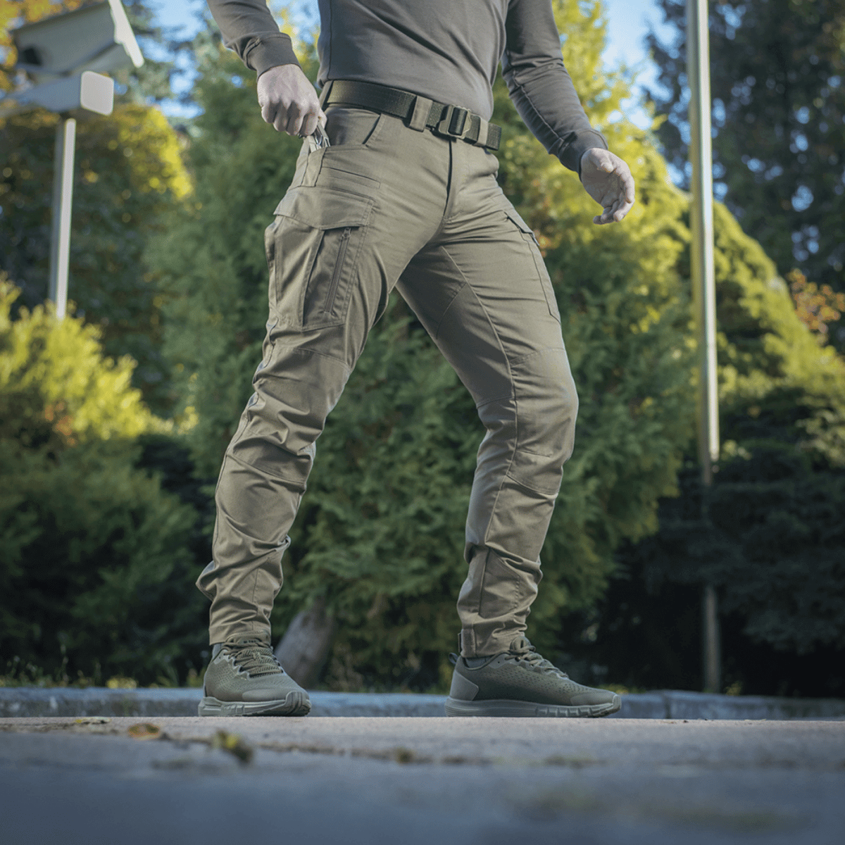 M-Tac taktiset housut Patriot Gen. II Flex luonnossa, sopivat harjoitteluun ja arkeen käytännöllisillä sivutaskuilla.