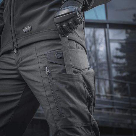 M-tac taktiset housut Conquistador Gen. I Flex käytössä ulkona, sopivat harjoitteluun, telttailuun ja työhön polycotton Rip-stop Flex -materiaalista