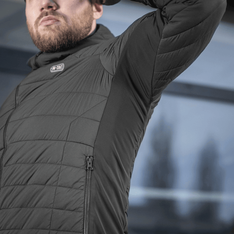M-Tac Jarl -takki hengittävästä Toray-kankaasta Supplex-paneelilla, suunniteltu pitämään lämpimänä ja suojaamaan tuulelta ja kylmältä.